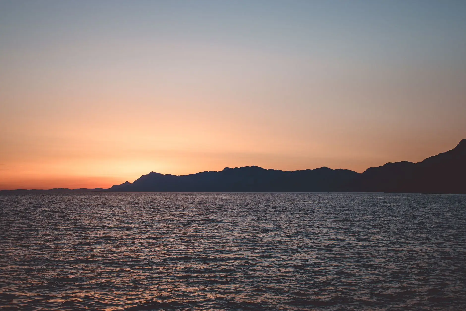 Jadransko more u sumrak, s planinskim grebenom u sjeni na horizontu